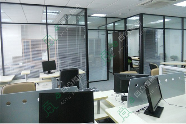 高端大氣的新款辦公室玻璃隔斷流行的原因-凹凸隔斷