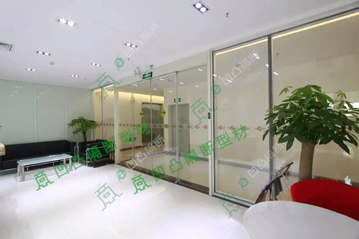 辦公室玻璃隔斷凹凸隔斷腳踏實地,打造綠色環保新時尚!